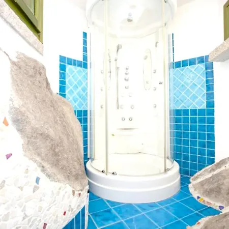 Garden Villa: Poolside Retreat Near