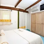 Charming House Near With Shared Pool Nyaraló