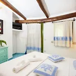 Charming House Near With Shared Pool Nyaraló *