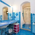Charming House Near With Shared Pool Nyaraló