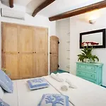 Charming House Near With Shared Pool *