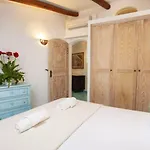 Nyaraló Charming House Near With Shared Pool