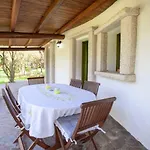 Charming House Near With Shared Pool Nyaraló