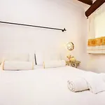 Charming House Near With Shared Pool *