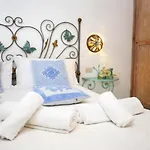 Charming House Near With Shared Pool Nyaraló