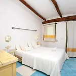 Charming House Near With Shared Pool Nyaraló