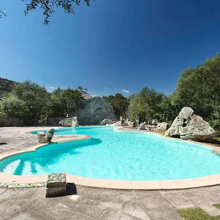 Charming House Near With Shared Pool