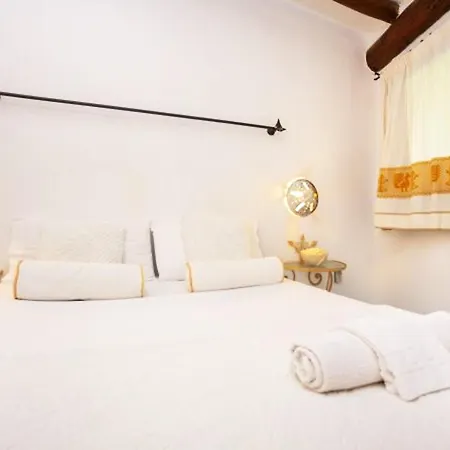 Charming House Near With Shared Pool *