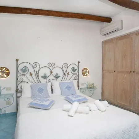 Charming House Near With Shared Pool