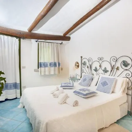 Charming House Near With Shared Pool *