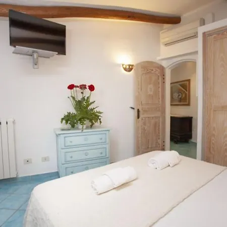 Charming House Near With Shared Pool