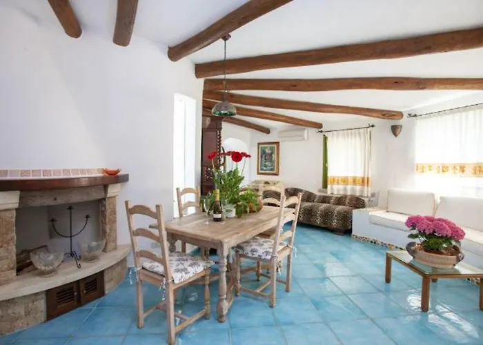 Vakantiehuis Charming House Near With Shared Pool