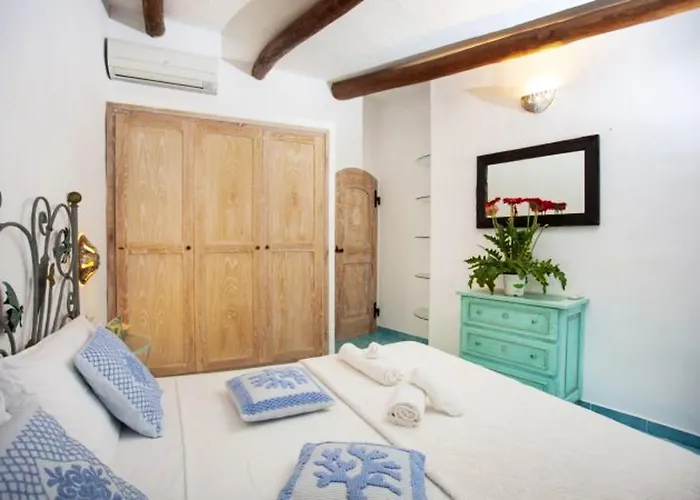 Charming House Near With Shared Pool *