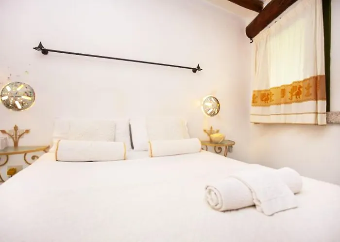 Charming House Near With Shared Pool *