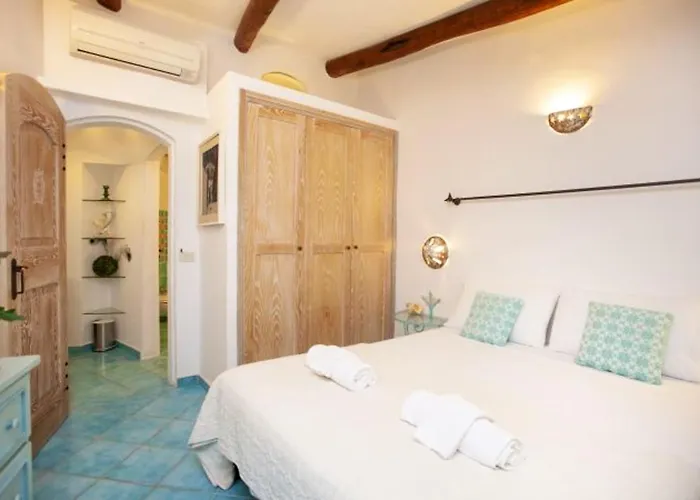 Charming House Near With Shared Pool
